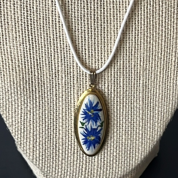 Vintage Hand Painted Blue Cornflowers on Porcelain in Gold Tone Setting Necklace - Picture 1 of 5